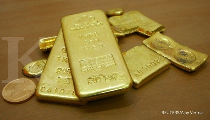 Jelang siang, harga emas spot masih naik di US$ 1.688,99 per ons troi